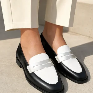 Mocassins de senhora brancos e pretos com pala prateada