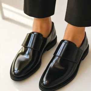 Mocassins pretos brilhantes de senhora com tira