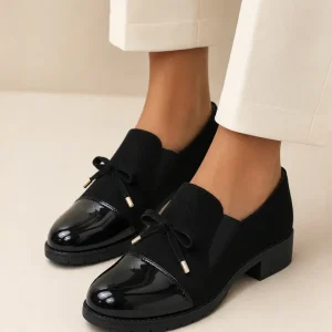 Mocassins pretos de senhora com biqueira brilhante e laço