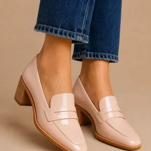 Mocassins rosa-pó brilhantes de senhora com salto baixo