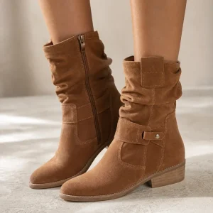 Botins de senhora Emilia em acabamento de camurça com cano franzido